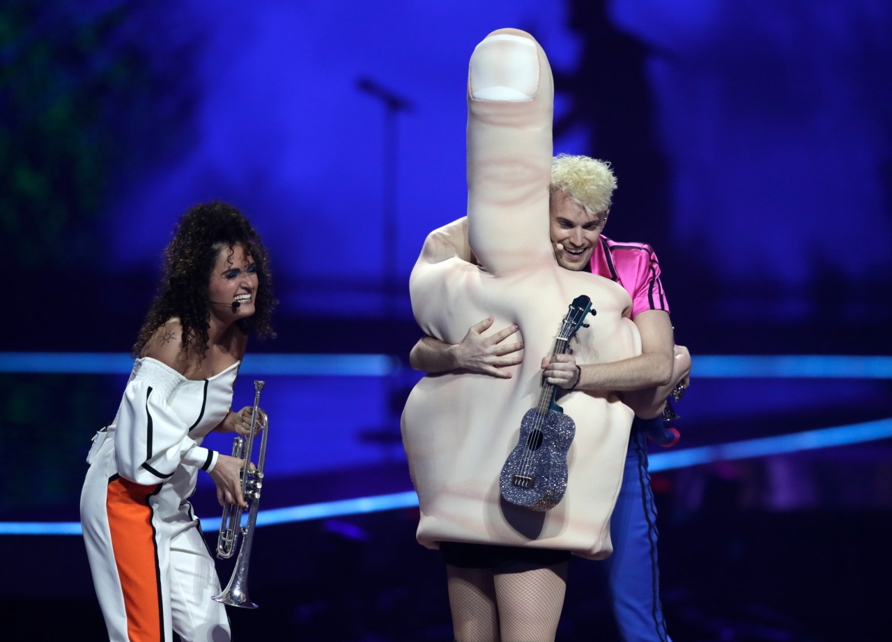 Jendrik beim ESC 2021 mit dem überlebensgroßen Zeigefinger.