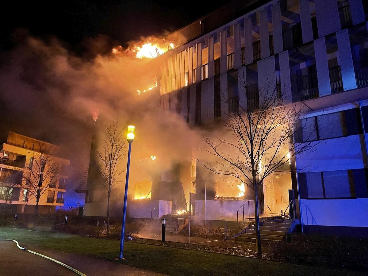 Essen: Ein Großbrand hat am Montagmorgen ein komplettes Wohnhaus zerstört.