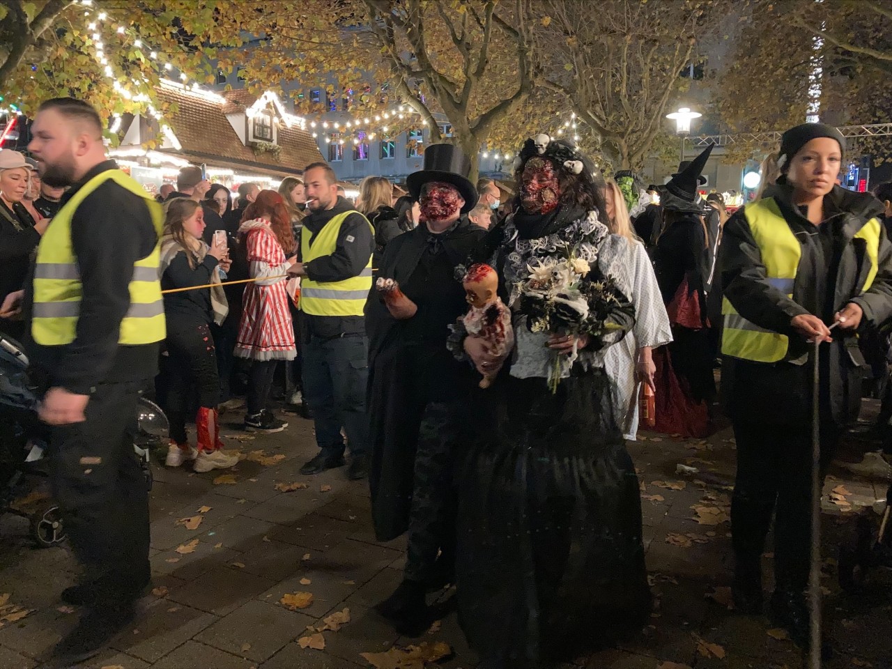 Halloween in Essen: verrückte Kostüme beim Zombiewalk.