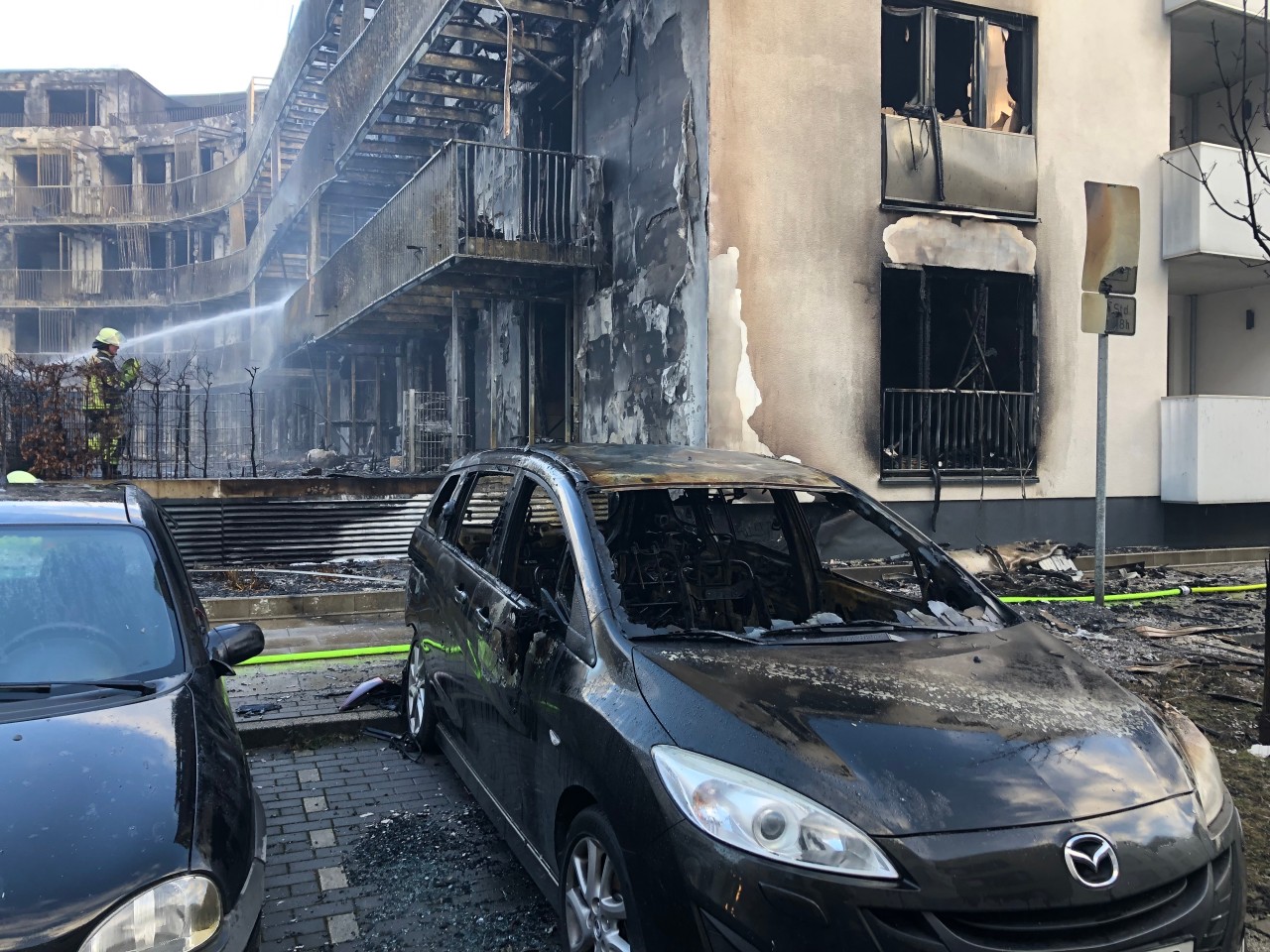 Bei dem Flammen-Inferno in der grünen Mitte sind auch Autos in Mitleidenschaft gezogen worden. 