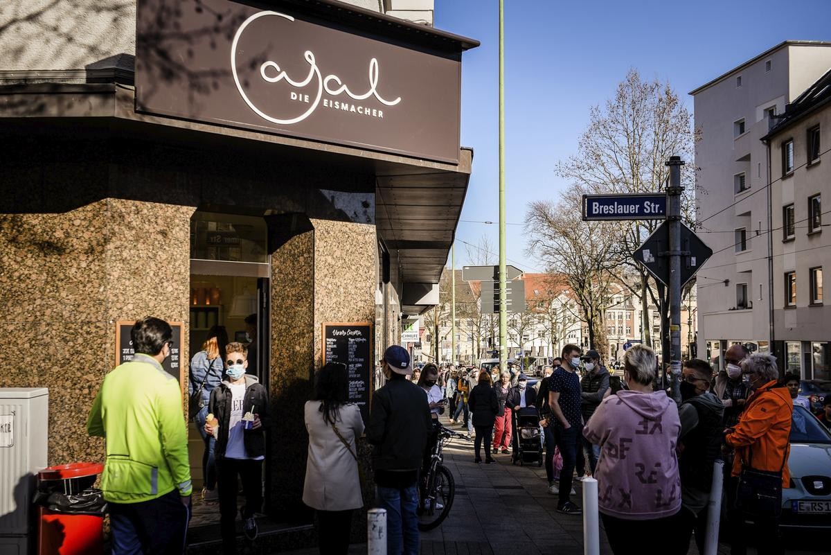 Essen: Bei Eis Casal heißt es im Sommer oft: Schlange stehen. Die meisten Fans nehmen das gern in Kauf. (Archiv)