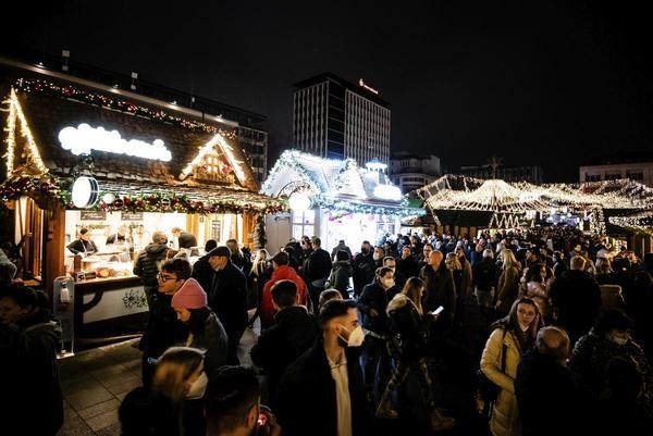 Die Buden beim Weihnachtsmarkt Essen sind diesmal etwas anders angeordnet.