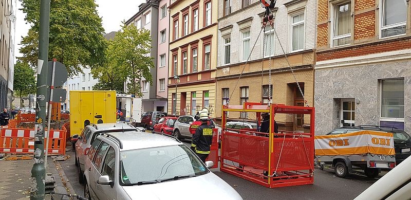 Ein Feuerwehrkran brachte die Frau zu Boden.