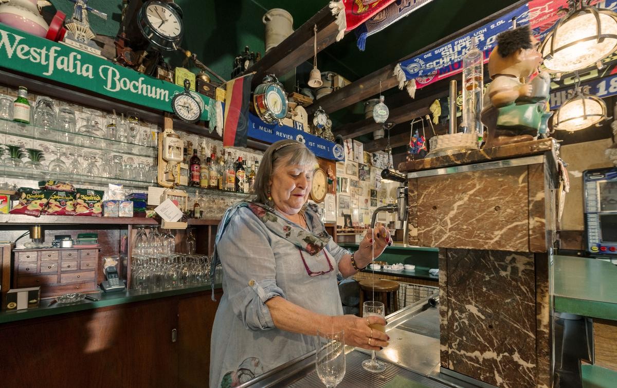 Elfriede Fey ist gestorben. (hier 2014 hinterm Tresen im Haus Fey in Bochum zu sehen.)