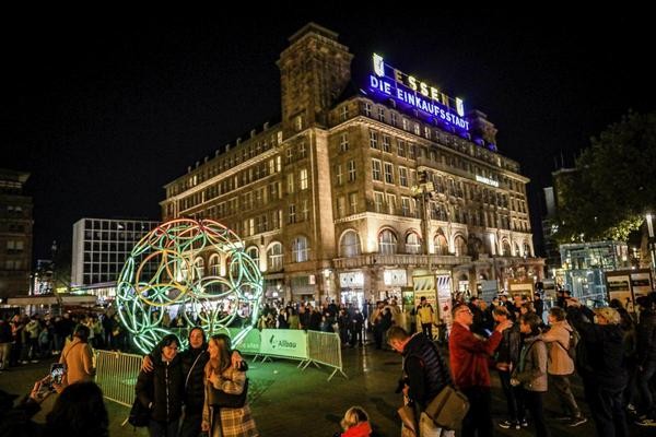 Das Essen Light Festival zog schon zahlreiche Besucher im Oktober an. Ab dem 31. Oktober gehen dann auch die traditionellen Lichtwochen in Essen los. Diesmal wird ein Tierpark aus Licht zu sehen sein. 