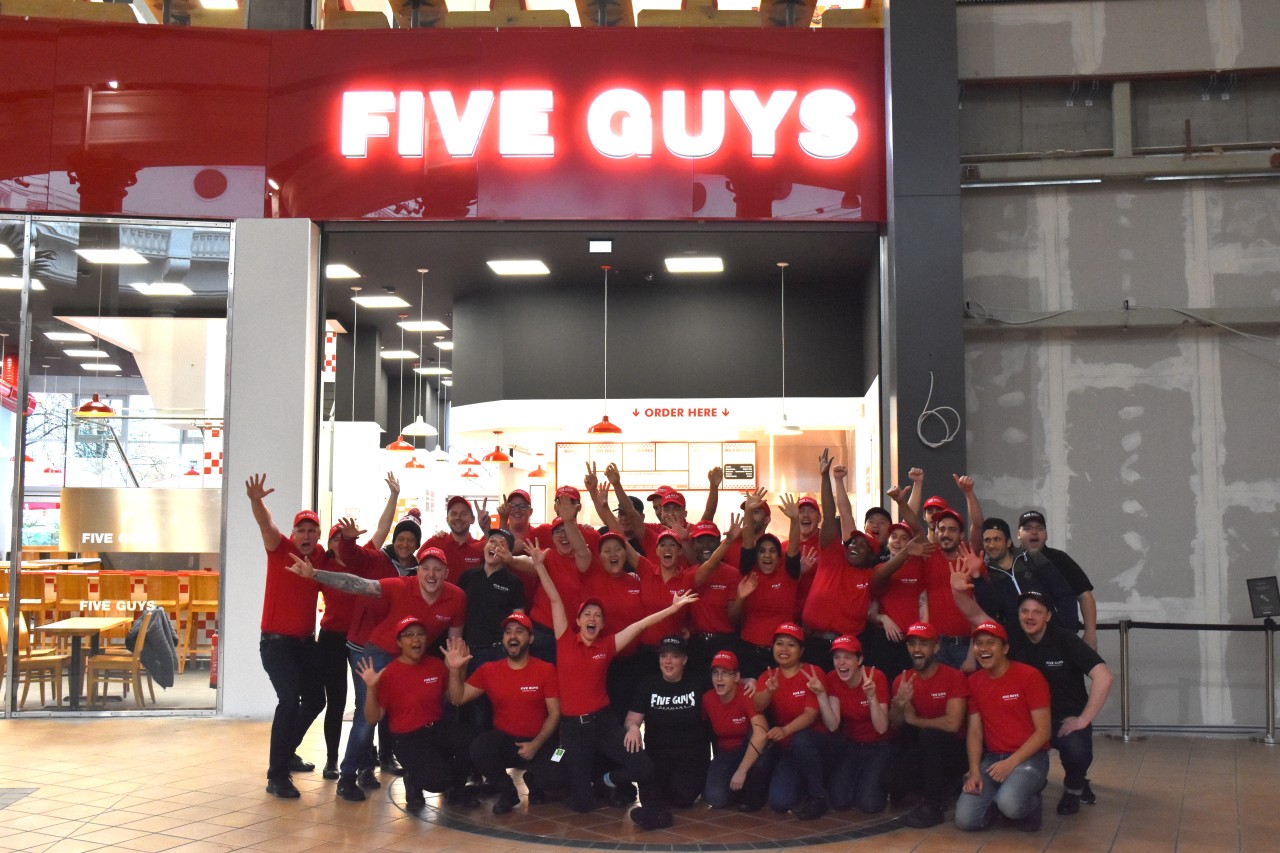 Bomben-Stimmung im „Five Guys“-Team bei der Eröffnung.