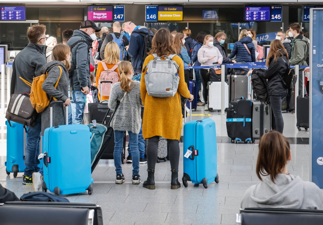 Düsseldorf Flughafen: Diese Entscheidung einer Airline dürfte eine herbe Enttäuschung für viele Urlauber sein. (Symbolbild)