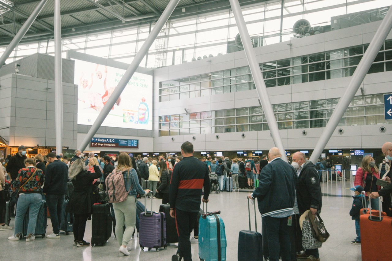 Langes Anstehen am Flughafen Düsseldorf.