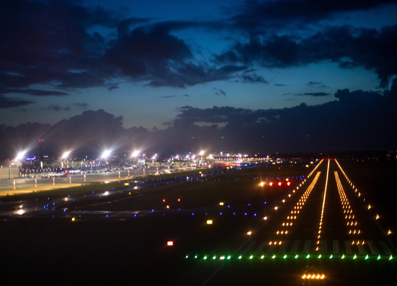 Flughafen Düsseldorf: Einen Fluggast schaudert es beim Anblick langer Schlangen vor der Sicherheitskontrolle.