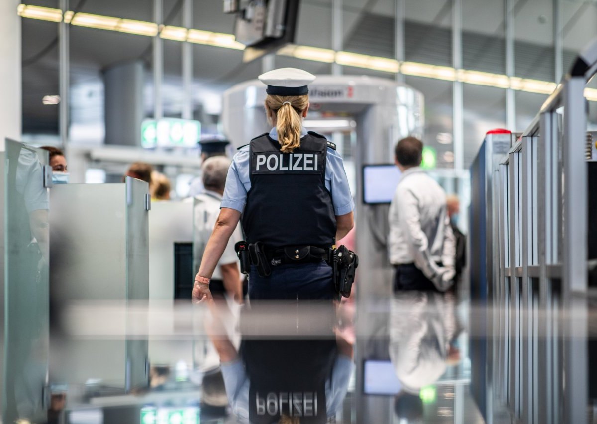 flughafen düsseldorf polizistin.jpg