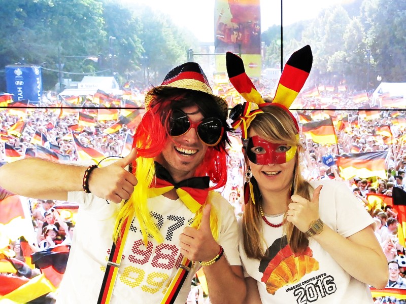 Schwarz-Rot-Gaga: Der Turnier-Fan von heute kommt längst nicht mehr nur mit Schal und Trikot aus.