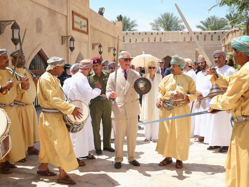 In Vertretung seiner Mutter Queen Elisabeth II nimmt Prinz Charles viele Termine wahr. Zusammen mit seiner Liebe Camilla ist er weltweit auf Reisen wie hier im März 2018 bei einem Besuch in Nizwa (Oman).