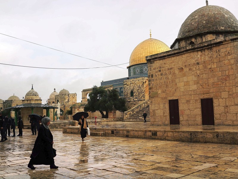 Nahe des Felsendoms (mit goldener Kuppel) befindet sich die Al-Aksa-Moschee mit dunkler Kuppel. Sie ist die drittwichtigste Moschee des Islam.