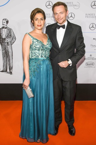 Christian Lindner mit seiner Gattin Dagmar Rosenfeld beim Bundespresseball 2015 auf dem roten Teppich des Hotel Adlon in Berlin. Das Gesicht der FDP und die Journalistin (Chefredakteurin von WeltN24) sind seit 2009 liiert. Geheiratet wurde 2011.