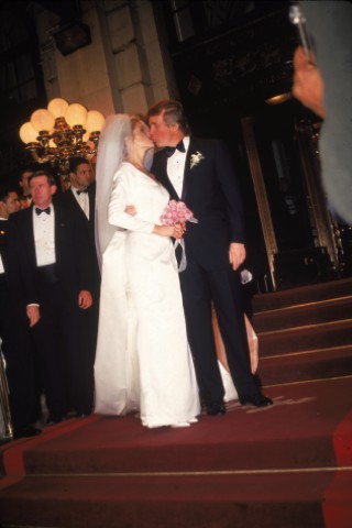 ...ehelichte Trump 1993 die Schauspielerin Marla Maples, mit der er vorher eine lange Affäre hatte.