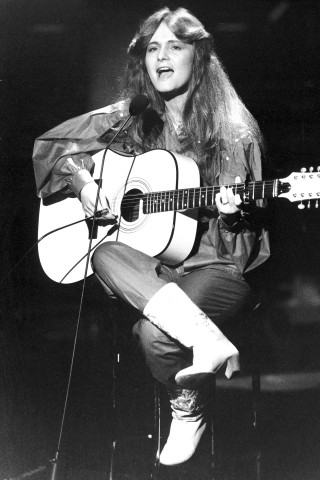 Blonde Locken, ein unschuldiger Blick und die weiße Gitarre auf dem Schoß: So landete 1982 die 17-jährige Nicole auf dem ersten Platz. „Ein Bisschen Frieden“ bescherte Deutschland den ersten ESC-Sieg. 28 Jahre lang war es der erste und einzige.