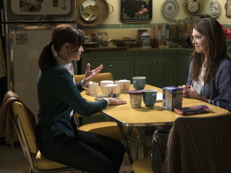 Das Mutter-Tochter-Gespann Rory (Alexis Bledel, l.) und Lorelai Gilmore (Lauren Graham, r.) bildet wieder den Mittelpunkt der neuen „Gilmore Girls“-Staffel. Beide scheinen auf den neuen Serienfotos kaum gealtert.