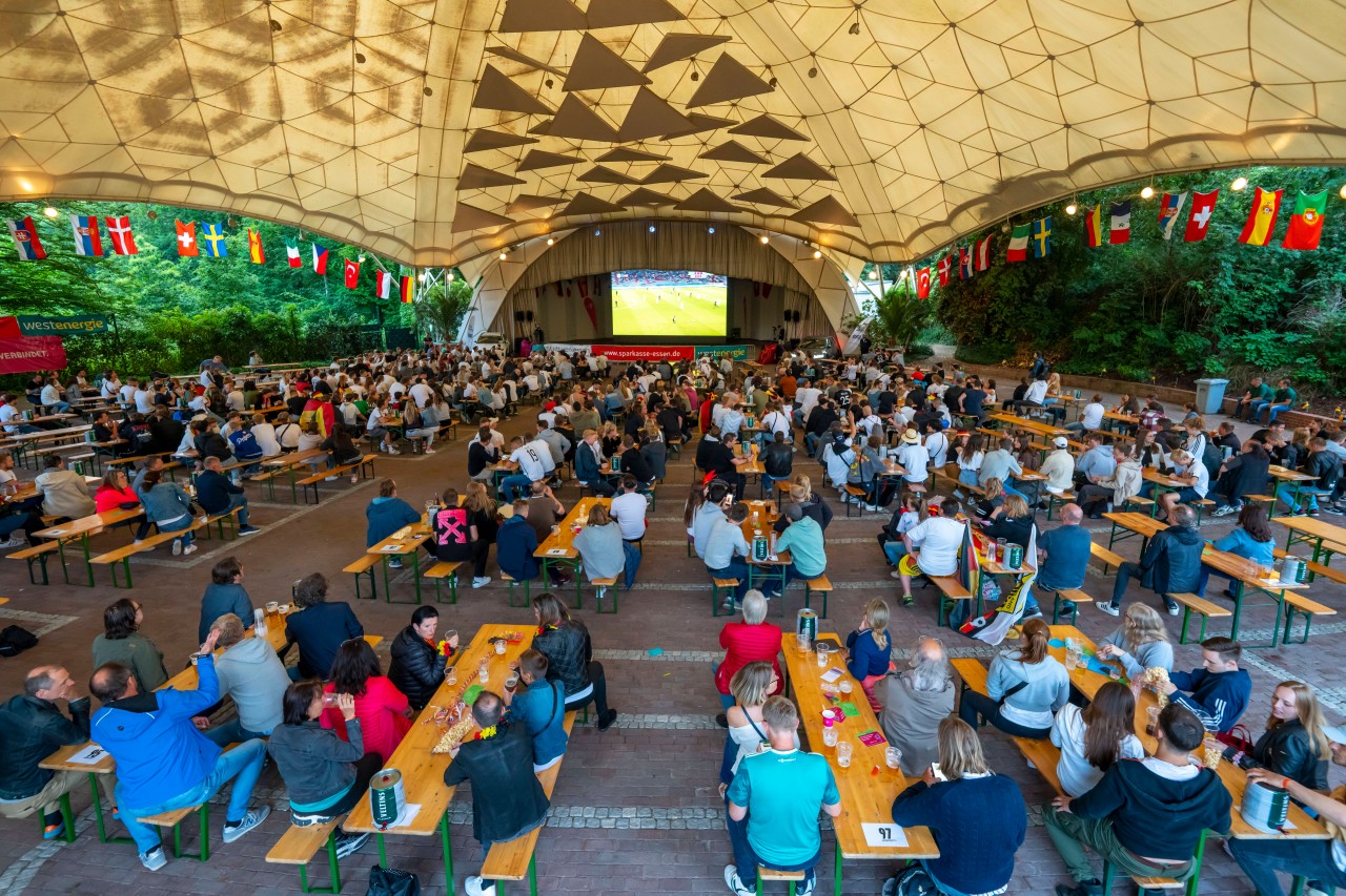 Im Musikpavillon der Gruga kamen viele Fußballfans zusammen, um die EM zu verfolgen. 