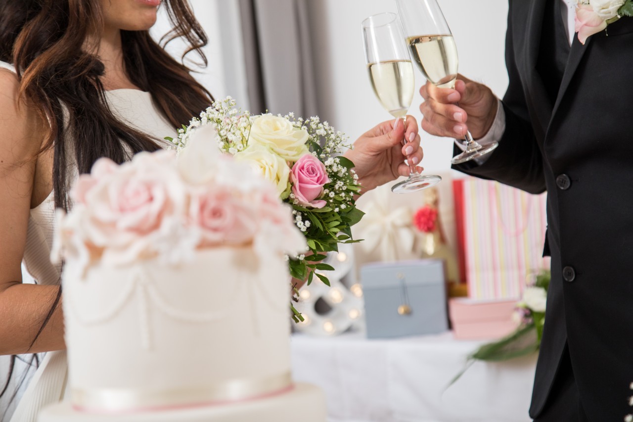 Hochzeit: Anstoßen mit einem edlen Drink gehört für viele zur Feier dazu. (Symbolbild) 