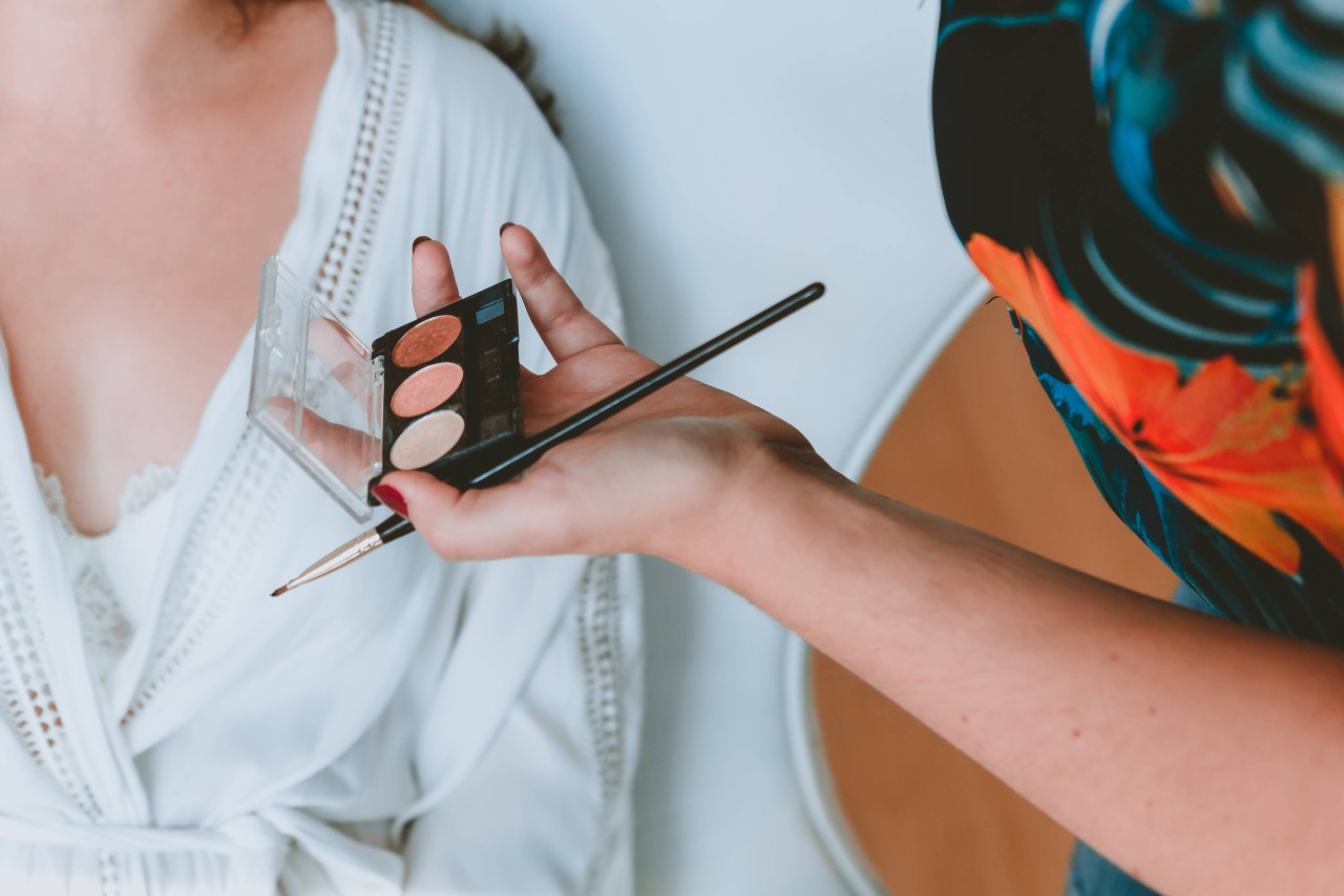 Hochzeit: Für viele gehört Make-Up zur Vorbereitung dazu, doch auch ohne Make-Up strahlt eine Braut an diesem Tag. 