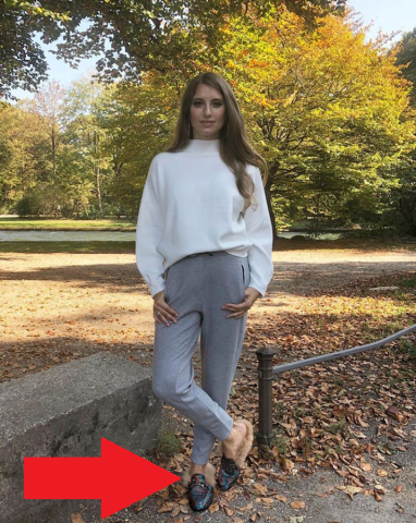 Cathy Hummels posiert im englischen Garten.