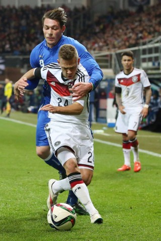 Weiß sich durchzusetzen: Das neue Bayern-Juwel Joshua Kimmich, hier im Zweikampf mit dem Italiener Andrea Balotti.