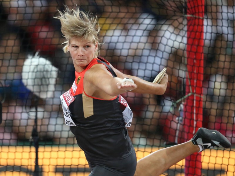 Bei der Leichtathletik-WM in Peking liefern die Sportler starke Leistungen und Emotionen. Für Deutschland holten unter anderem Kugelstoßerin Christina Schwanitz, ihr Kollege David Storl und Stabhochspringer Raphael Holzdeppe Medaillen. Alles überragender Star war 100-Meter-Weltmeister Usain Bolt.