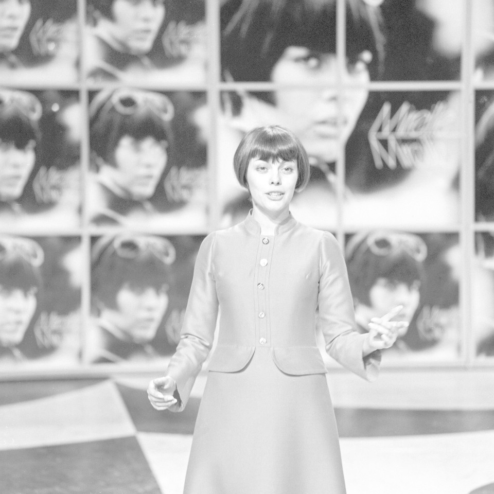 Mireille Mathieu bei einem Auftritt in den 1960er Jahren.