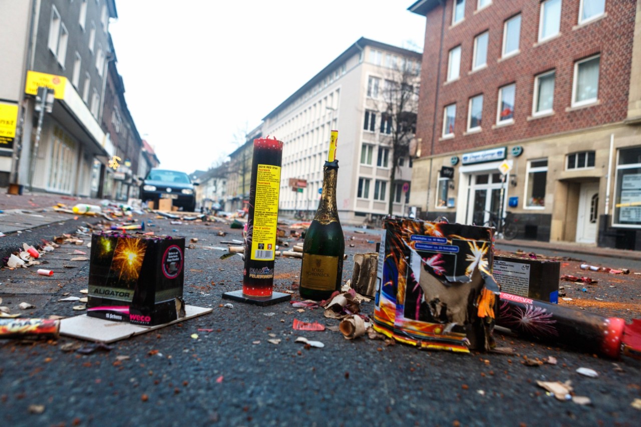 Was vom Spektakel übrig blieb: In vielen Städten ist der Silvestermüll auf den Straßen im neuen Jahr noch deutlich sichtbar.