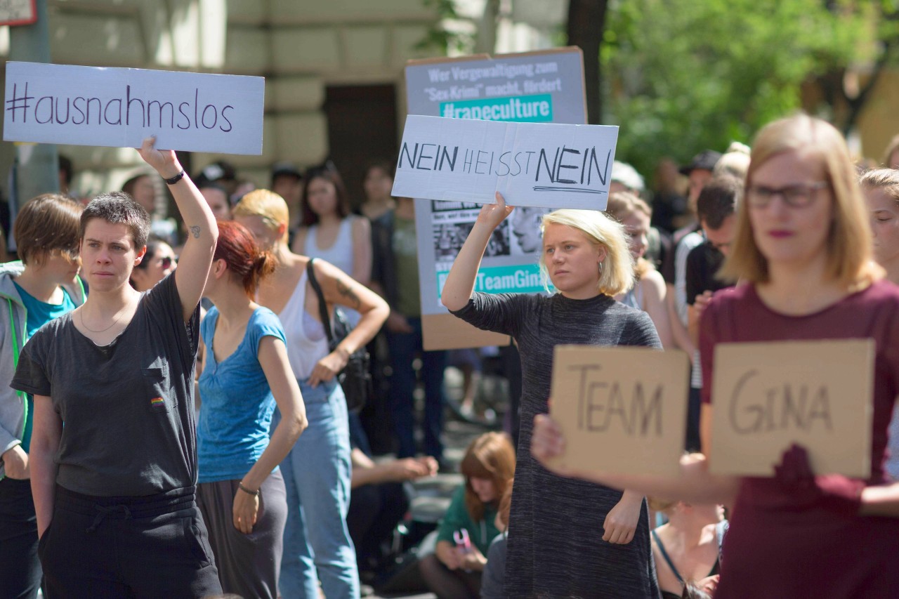 Etwa 100 Demonstranten gehen für Gina-Lisa auf die Straße. 