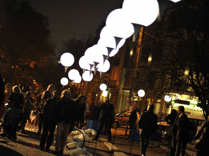 Eine symbolische Lichtgrenze aus knapp 7000 leuchtenden Ballonen zeichnet auf 15 Kilometern einen Teil der einstigen Grenze nach.