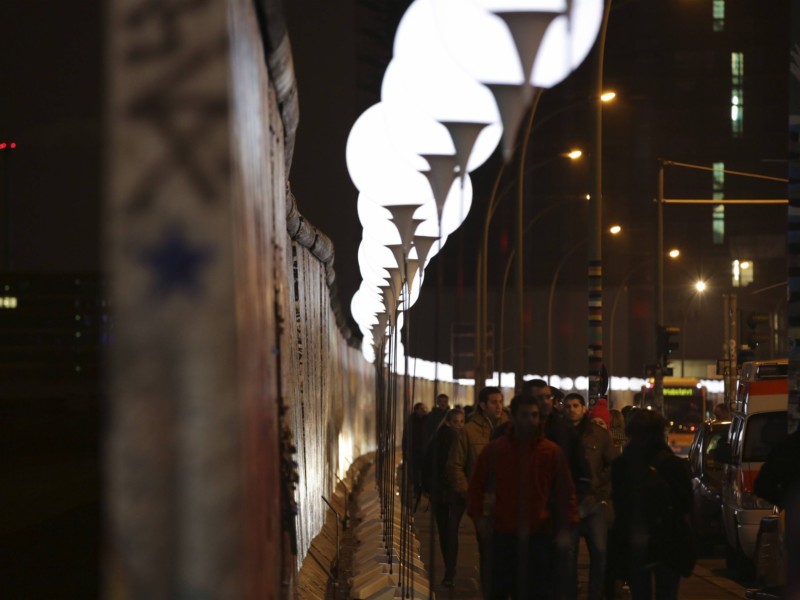 Eine symbolische Lichtgrenze aus knapp 7000 leuchtenden Ballonen zeichnet auf 15 Kilometern einen Teil der einstigen Grenze nach.