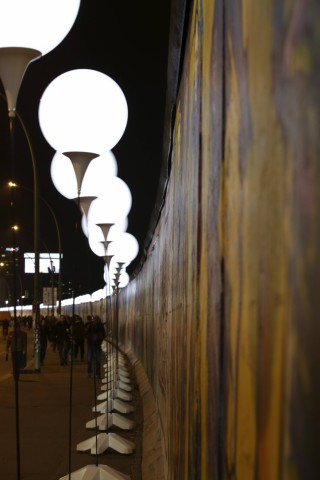 Eine symbolische Lichtgrenze aus knapp 7000 leuchtenden Ballonen zeichnet auf 15 Kilometern einen Teil der einstigen Grenze nach.