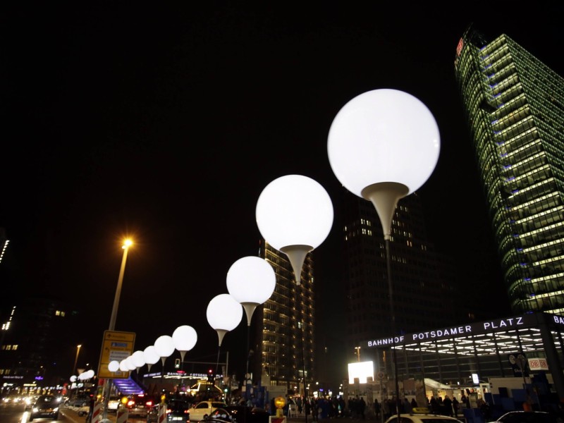 Eine symbolische Lichtgrenze aus knapp 7000 leuchtenden Ballonen zeichnet auf 15 Kilometern einen Teil der einstigen Grenze nach.