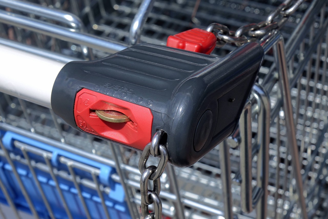 Edeka, Rewe, Aldi und Co.: In den Münzschlitz sollten nur Münzen oder Chips gesteckt werden. (Symbolbild)