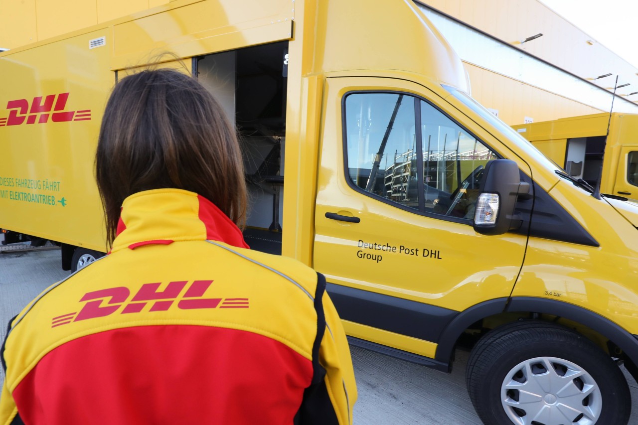 Eine Kundin wartet auf ihr DHL-Paket. Als sie die Zustellerin sieht, ist sie geschockt. (Symbolbild)