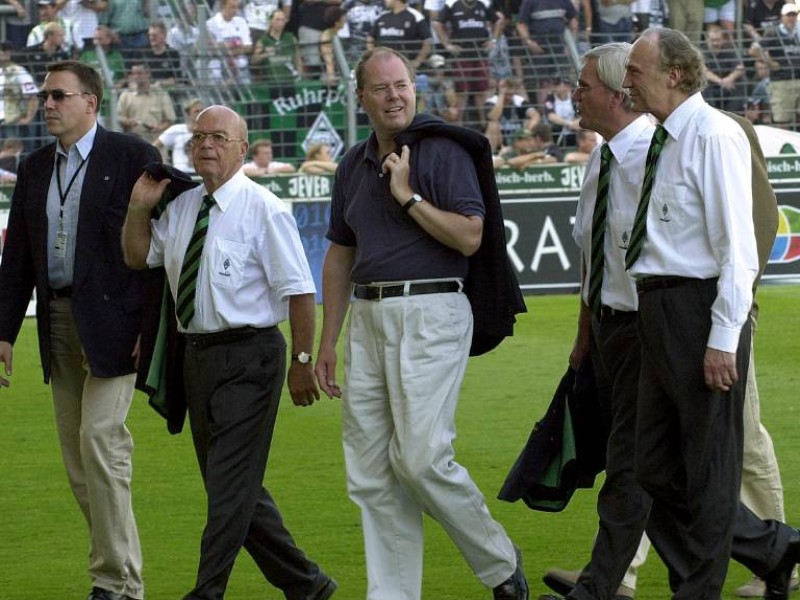 ...Borussia Mönchengladbach zeigte sich Steinbrück Schal-los. Ob es an den Clubs liegt? Vielleicht sollte Steinbrück sich angucken, wie...