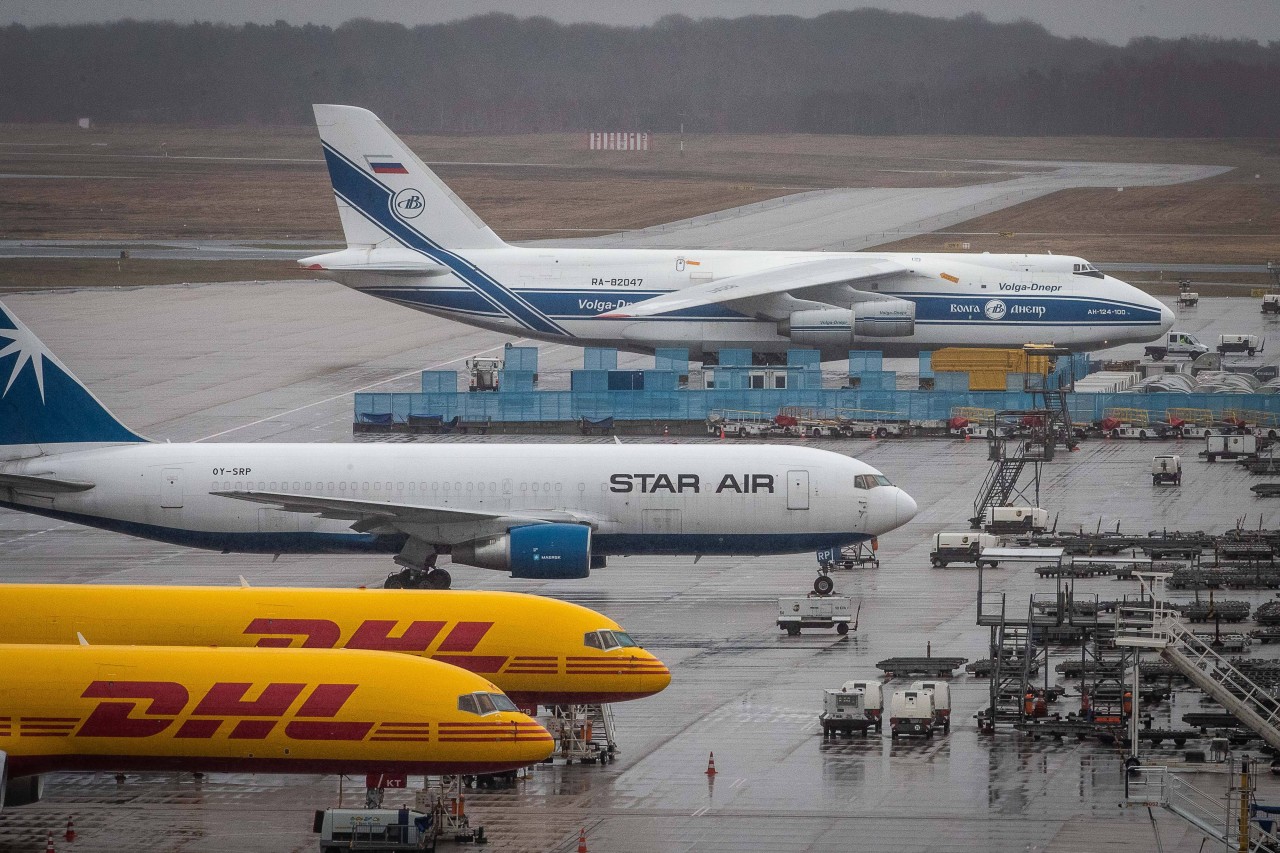 Ein Koloss von einem Flugzeug landete an Weihnachten am Flughafen Köln-Bonn. Seine Fracht kam gerade zur rechten Zeit. (Symbolbild)