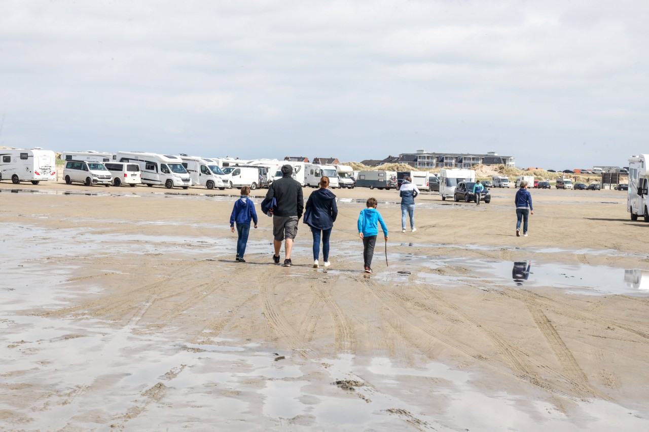 Zahlreiche Autos und Wohnmobile parken am Strand von Sankt Peter-Ording.