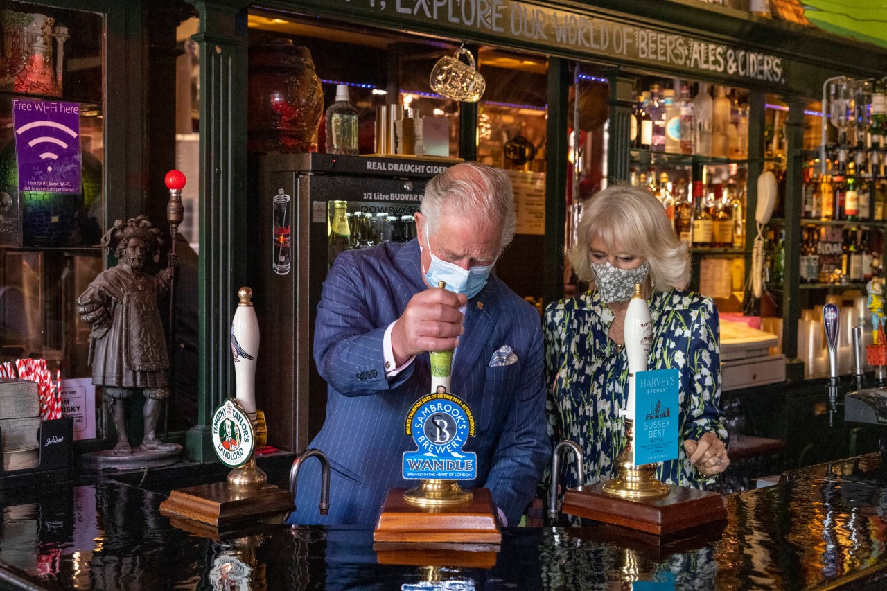 Prinz Charles und Herzogin Camilla in einem Pub in London.