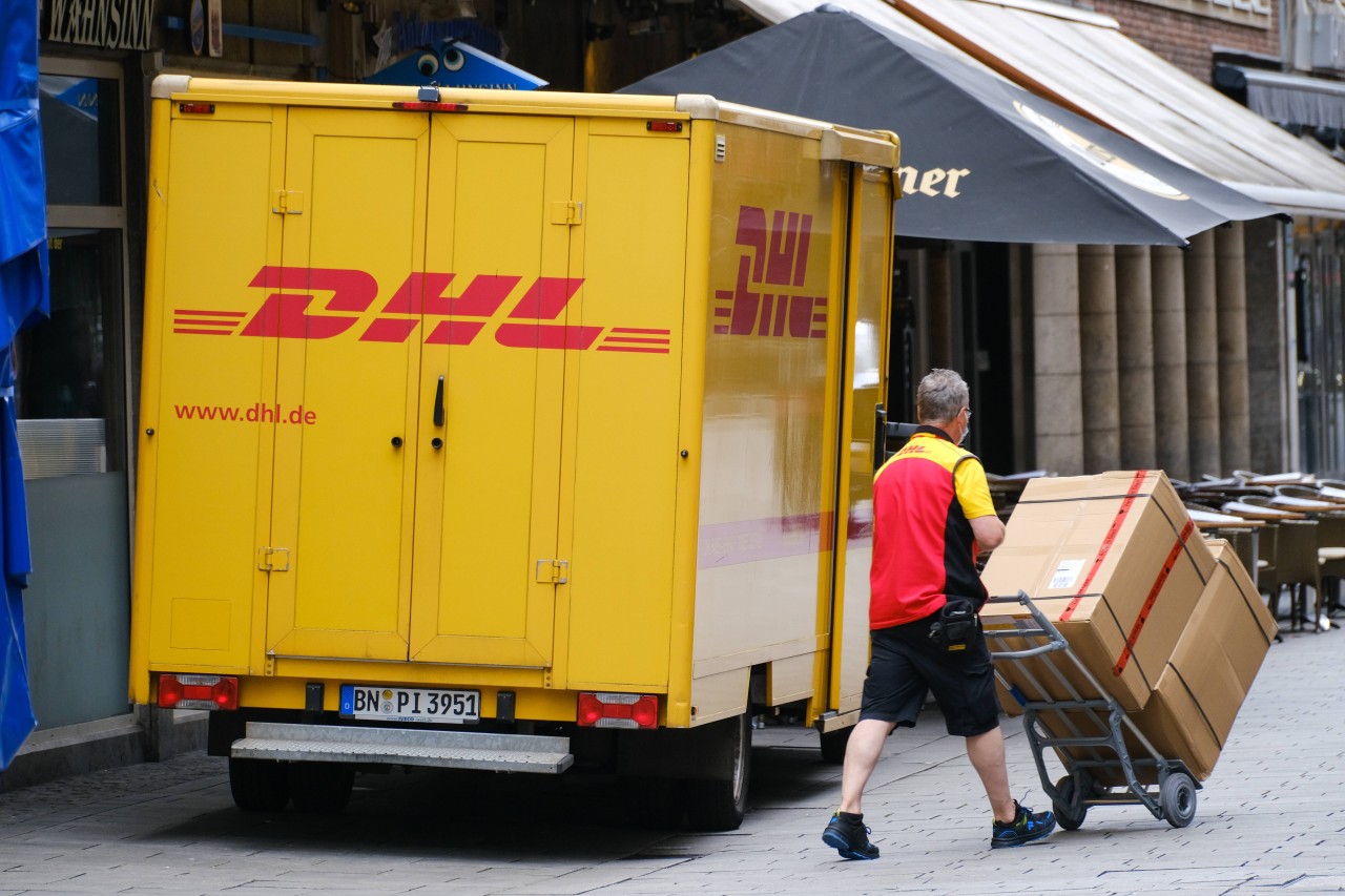 Eine schwangere Kundin beschwert sich bei DHL. (Symbolbild)