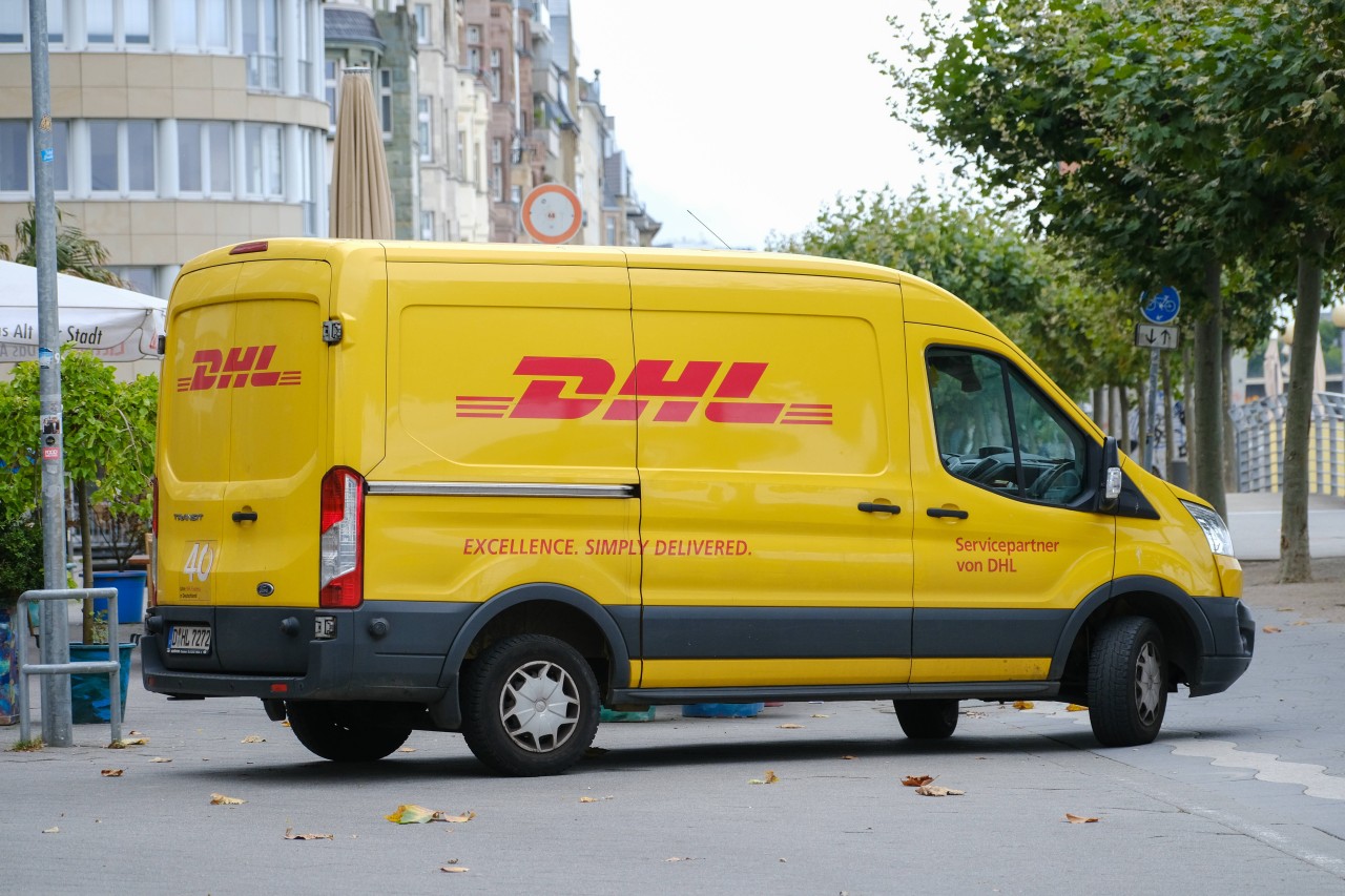 Ein Kunde hat Ärger mit der DHL. 