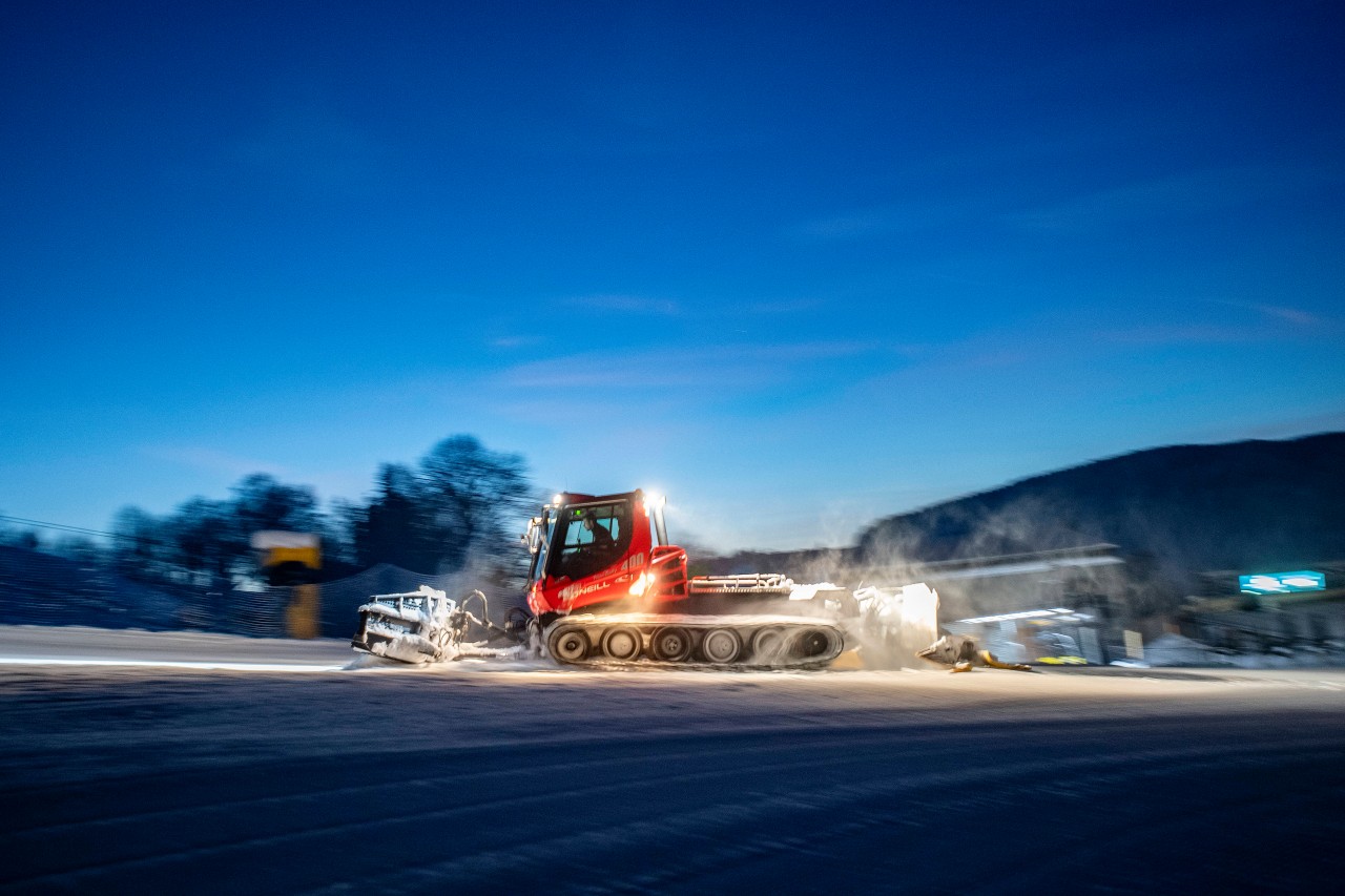 Fast wäre eine Pistenraupe sein Ende gewesen, doch ein Mann in Östarreich hatte „riesen, riesen Glück". (Symbolfoto)