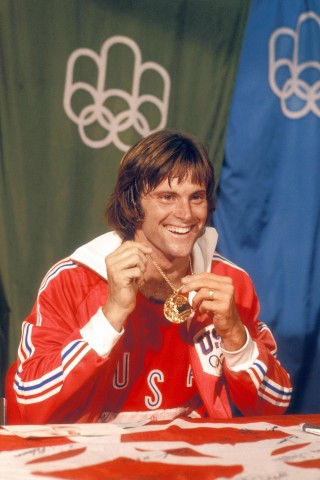 ...Olympisches Gold im Zehnkampf. In den 1980ern fing Jenner den Prozess der Geschlechtsangleichung an. Seit 2015... 