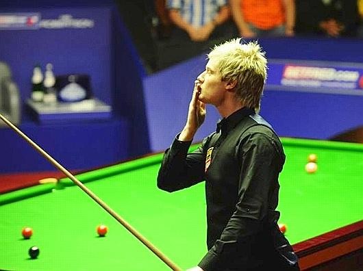 „Es ist ein großartiges Gefühl nach diesem kräfteaufreibenden Spiel“, sagte der frisch gekürte Weltmeister Neil Robertson.