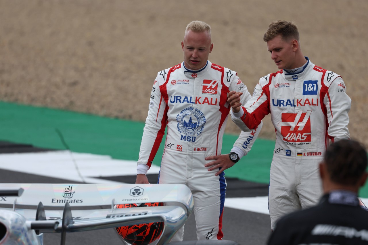 Geraten immer wieder aneinander: Teamkollegen Nikita Mazepin (l.) und Mick Schumacher (r.)