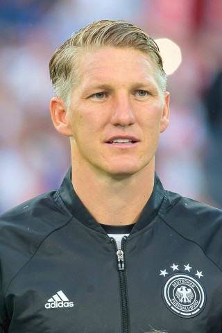 Auch Bastian Schweinsteiger ist unter Haube.  