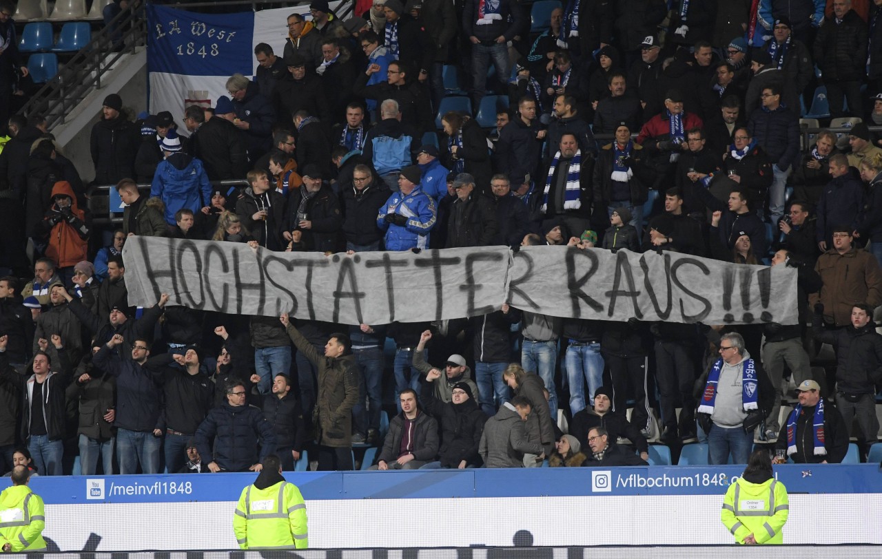 Die VfL-Fans präsentierten ein kritisches Plakat nach dem anderen.