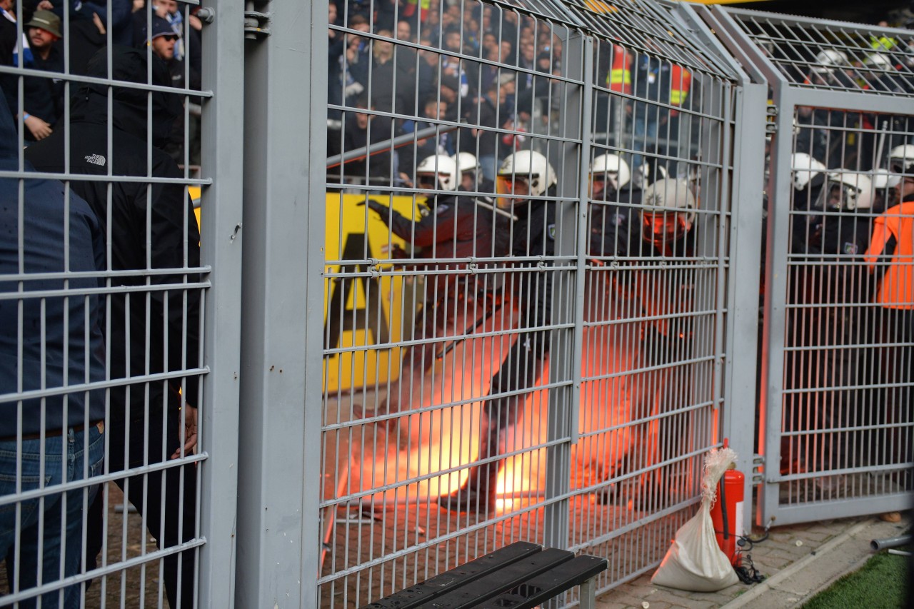 Hertha-Ultras attackierten die Polizei mit Stangen und Pyro.