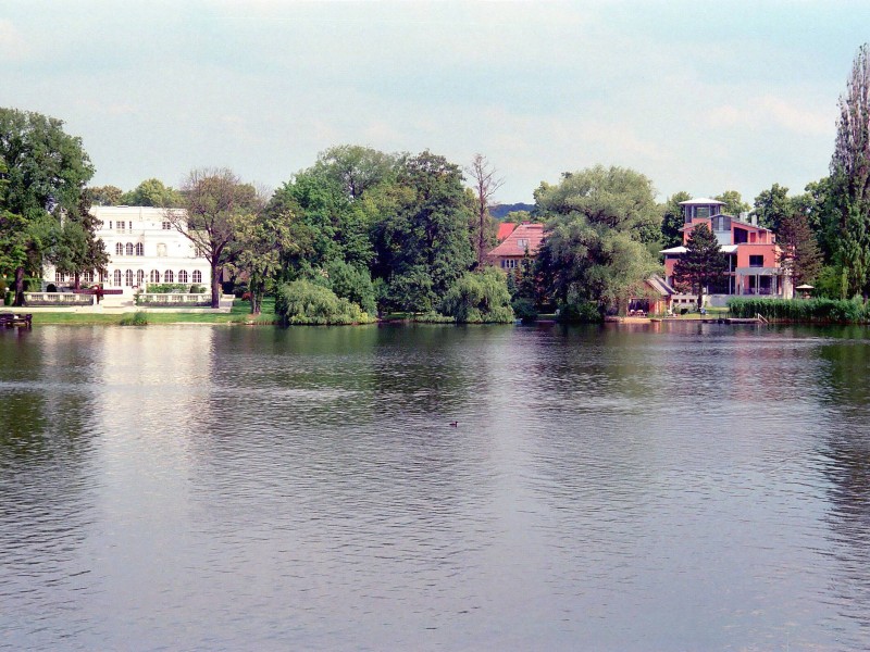 Günther Jauchs Wohnhaus (rechts) am Heiligen See in Potsdam. Jauch war in Berlin aufgewachsen und zur Schule gegangen. Sein Nachbar in der weißen Villa links: Wolfgang Joop.